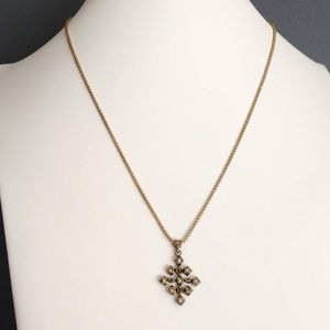 Delicate pendant necklace with inlaid crystals